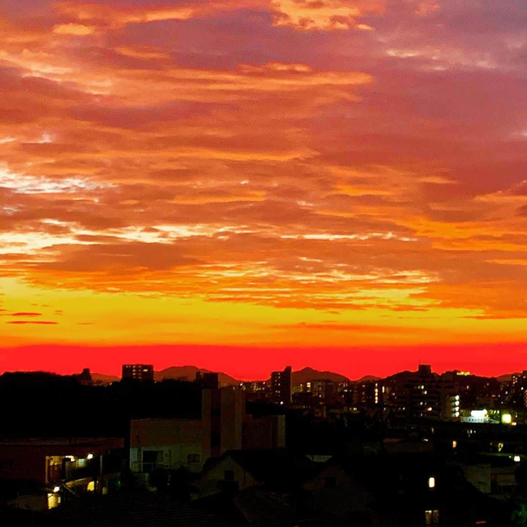 松井礼明のインスタグラム：「いつかの夕焼け空。 台風が来てます。皆さんくれぐれも安全を第一に。  #夕景 #夕焼け空 #夕陽 #空 #何よりも安全第一に」