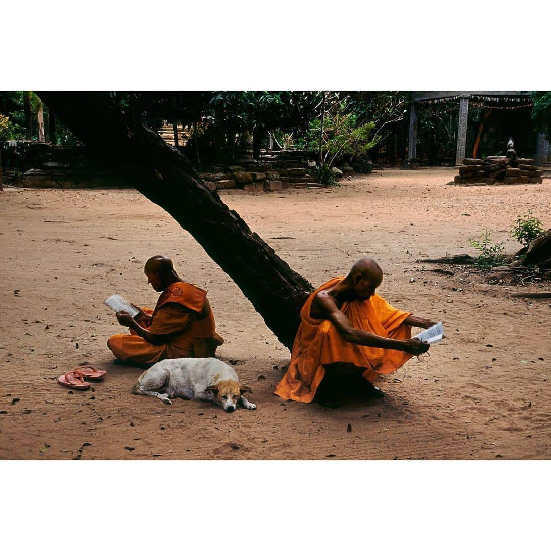 スティーブ・マカリーさんのインスタグラム写真 - (スティーブ・マカリーInstagram)「Buddhist monks at the monastery near Leper King Terrace, #Angkor, #Cambodia, 1999.」8月14日 22時53分 - stevemccurryofficial