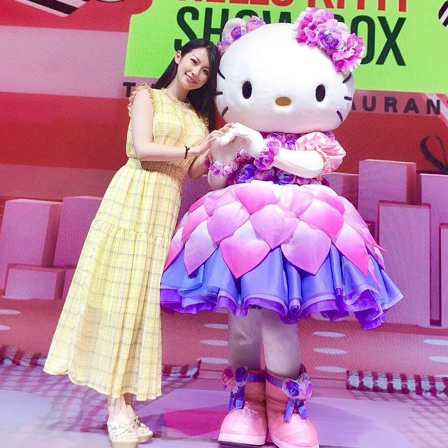 のインスタグラム：「HELLO KITTY SHOW BOX本当に可愛すぎたぁ～😍💓 キティちゃんとお写真を1枚(⁎˃ᆺ˂) 一緒に淡路島キティ旅に出かけてくれる方募集🥳  @hellokittysmile.awaji @hellokittyshowbox.awaji  #hellokittyshowbox  #hellokittysmile #ハローキティショーボックス  #ハローキティスマイル #シアターレストラン  #淡路島レストラン #淡路島旅 #淡路島ランチ #淡路島ディナー #淡路島カフェ #淡路島 #ドリームエンターテインメントショー #淡路島ヴィーガン料理 #ヴィーガン料理」