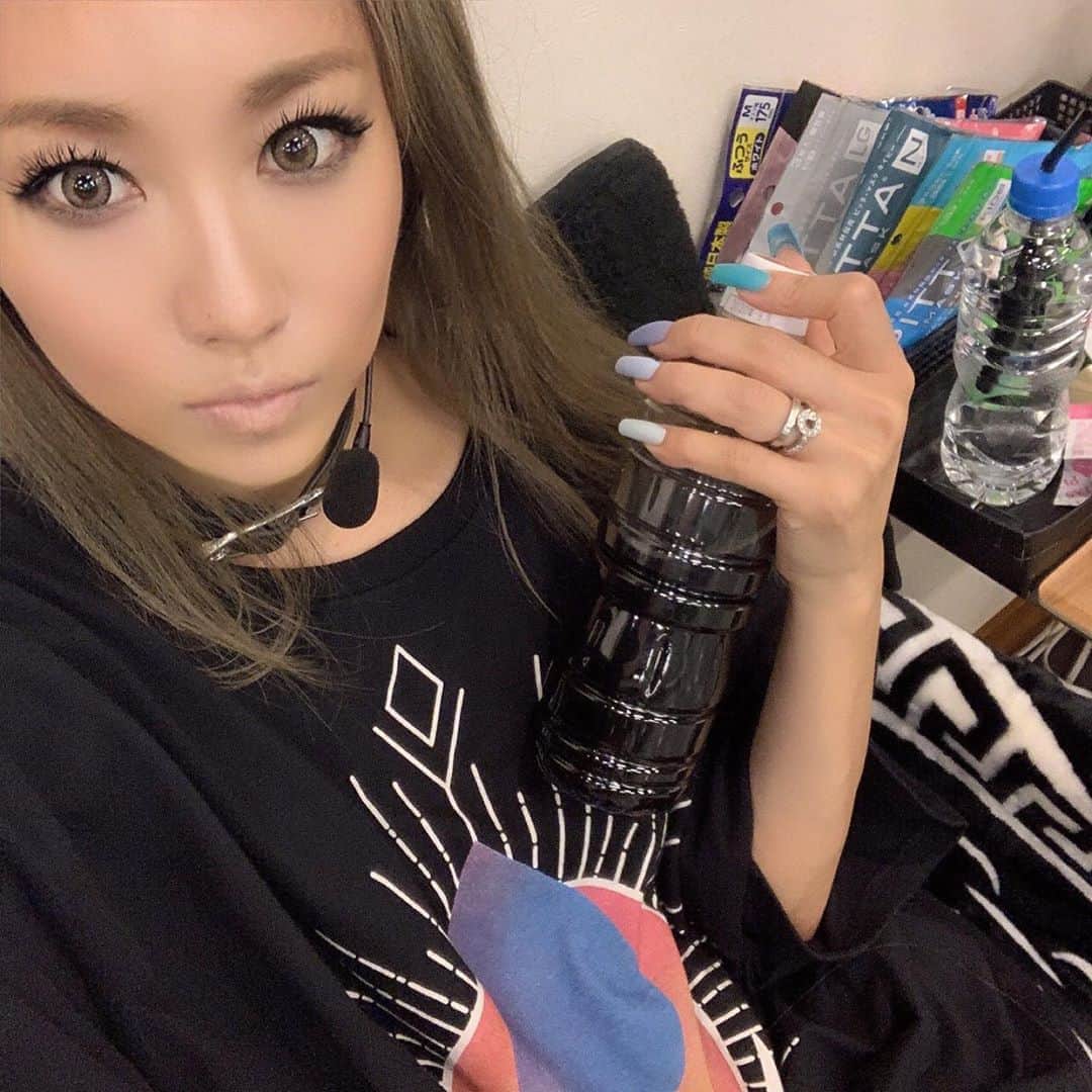 のインスタグラム：「今日は、みんなにアイスクリームを差し入れー！﻿ 最近糖分を取りすぎているということが、プロラボに行って測ってみたところ、発覚しました泣﻿ ﻿ 野菜ジュースかなぁ。。。﻿ てことで、甘いものも食べたいので、チャコールクレンズ入りのドリンクで、分解するとします。笑﻿ ﻿ 味や種類がバラバラの差し入れの時は、いつも指差しでみんなで戦って選びます。笑笑﻿ ﻿ 今日も楽しくお送りしましたとさ。﻿ ﻿ #ちなみにTシャツ #L#サイズでした #Mサイズが届いたらまた #報告しまする #はよ #物販公開 #はよ！ #と物販チームをインスタで煽るの巻 #グッズ #Tシャツ #japonesque #blackcherry #relivetour2019 #差し入れ #サーティワンアイスクリーム #大納言小豆 #love #dancer #プロラボ #チャコールクレンズ #kodakumi #倖田來未」