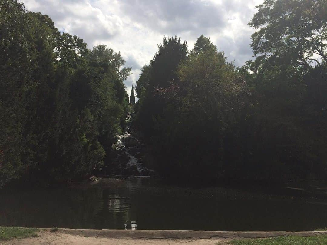 福間洸太朗さんのインスタグラム写真 - (福間洸太朗Instagram)「My favorite park in Berlin (especially in Summer time) . . 残暑お見舞い申し上げます。（と言っても最近のベルリンは20度前後で朝晩は肌寒いくらいです） . サンダルデジャンプトンダラ、アシノユビノカワガムケマシタトサ🙊 . #Viktoriapark #Berlin #park #freshair #domokun #nofilter #ベルリン #ドーモくん」8月14日 22時57分 - kotarofsky