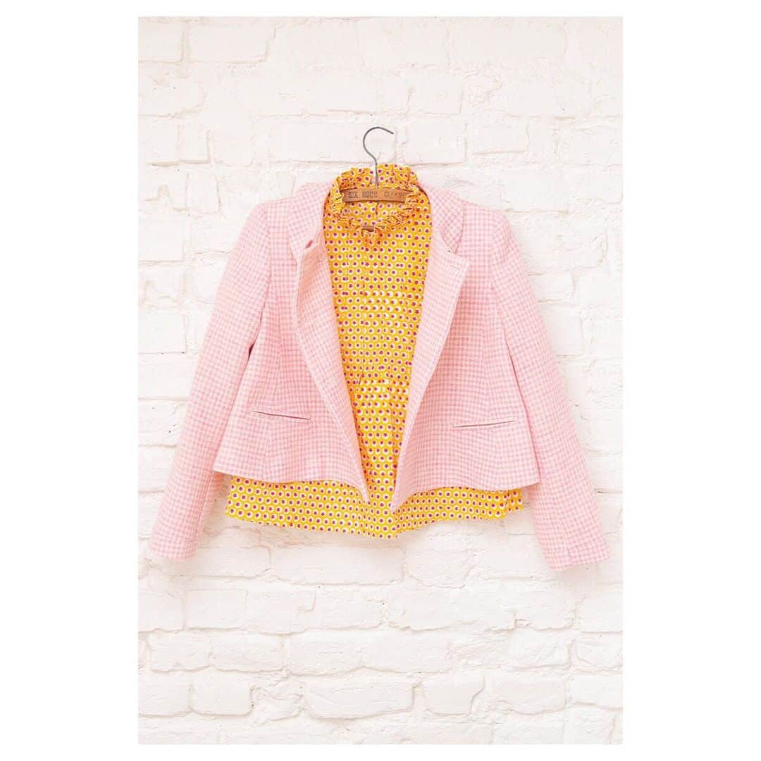 キャベジズ&ローゼズのインスタグラム：「British Tweed and Organic Cotton make a most divine pairing 😇 Tap to shop the Hettie Jacket and Emeline Blouse #organicclothing #blockprinting #mollylovescabbages #handmadeprint #tweed #tweedjacket #mollymahon #taptoshop #britishmade #cabbagesandroses #cabbagesandrosesfashion @christina_strutt @cabbagesandroses_shop」
