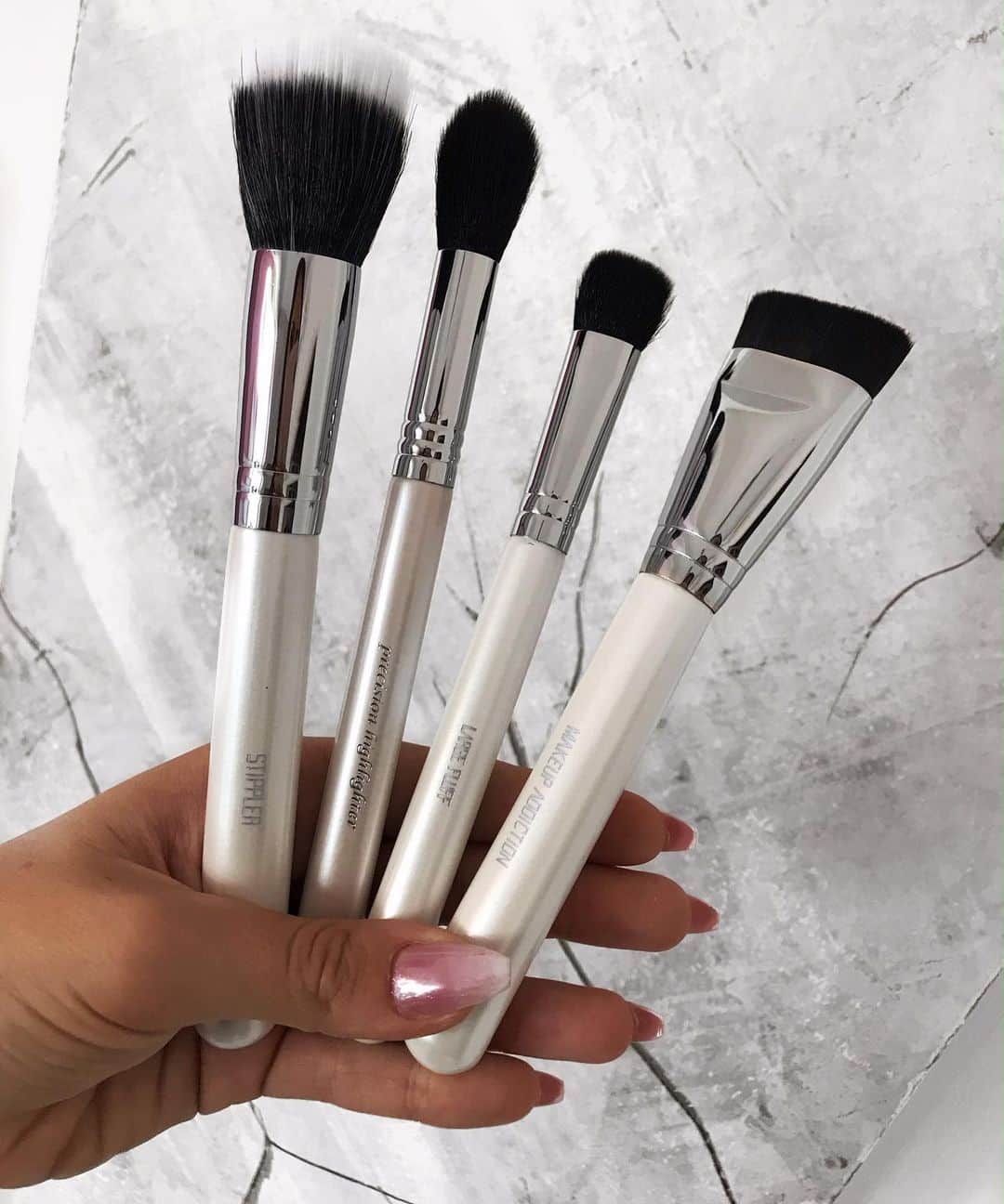 Makeup Addiction Cosmeticsさんのインスタグラム写真 - (Makeup Addiction CosmeticsInstagram)「🔍 Brushes from our Arctic white pro set looking lush and flawless performance. 🛁📸 Shot by our authorised retailer @beautybeast_hu ♥️ Tap photo for each name ✍️ #makeupaddictioncosmetics  #makeupaddiction #universomakeup #makeuptalk #lovemakeup #maquiagem #dailygirlsfeed #makegirlz #makeupbrushes #qualitybrushes」8月15日 4時30分 - makeupaddictioncosmetics