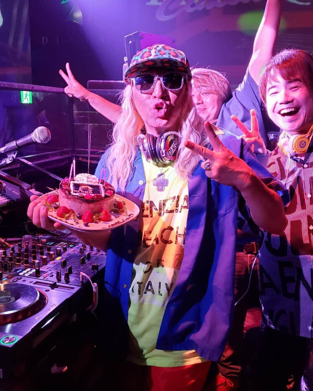 DJ KOOさんのインスタグラム写真 - (DJ KOOInstagram)「日比谷 DIANNAでDJ！！後輩DJがバースデー🎂してくれた！！嬉しきBDウィーク！！今日はFunkyな80'sから！！ Overnight night Sensation からの！！GET WILD！！ #disco #tmn #TRF #DJKOO」8月14日 23時01分 - dj_koo1019