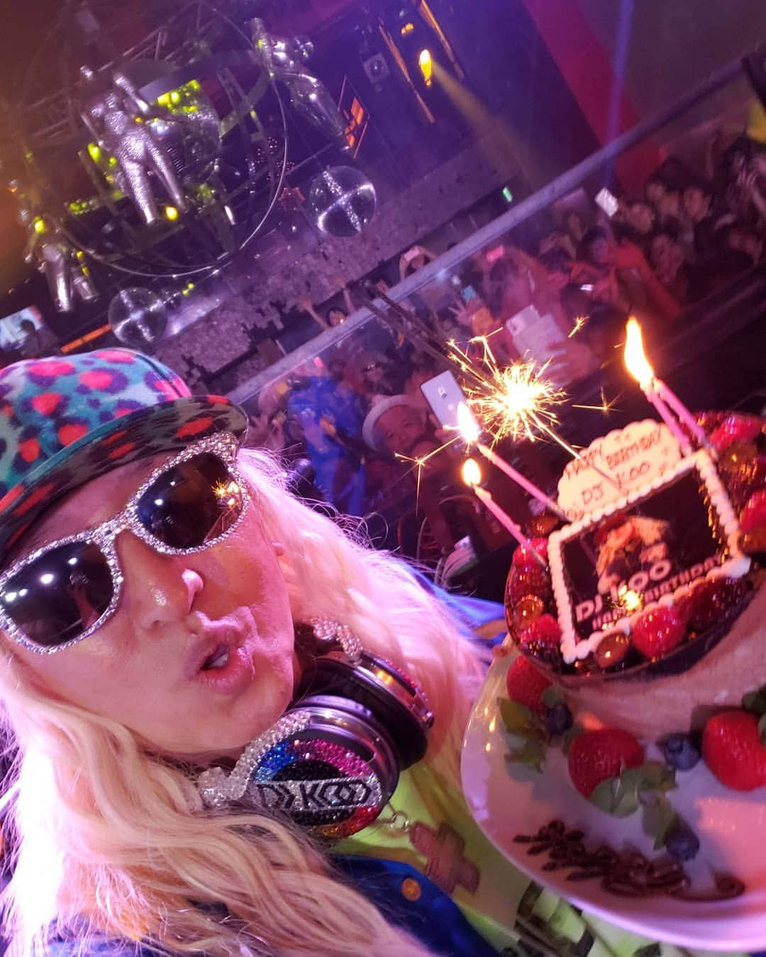 DJ KOOさんのインスタグラム写真 - (DJ KOOInstagram)「日比谷 DIANNAでDJ！！後輩DJがバースデー🎂してくれた！！嬉しきBDウィーク！！今日はFunkyな80'sから！！ Overnight night Sensation からの！！GET WILD！！ #disco #tmn #TRF #DJKOO」8月14日 23時01分 - dj_koo1019