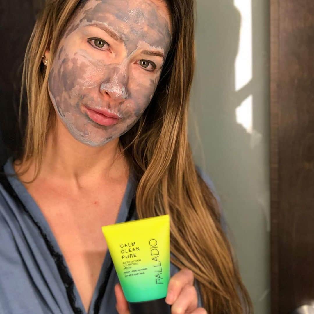 Palladio Beautyさんのインスタグラム写真 - (Palladio BeautyInstagram)「Discover a deep, clean with our botanical infused skincare mask. This clay-based formula helps to lift away dirt & minimize pores! #Unisex  Formulated with active charcoal, papaya, & camellia flower to help gently draw out oil and toxins and clear pores without over-drying 👌💕」8月14日 23時01分 - palladiobeauty