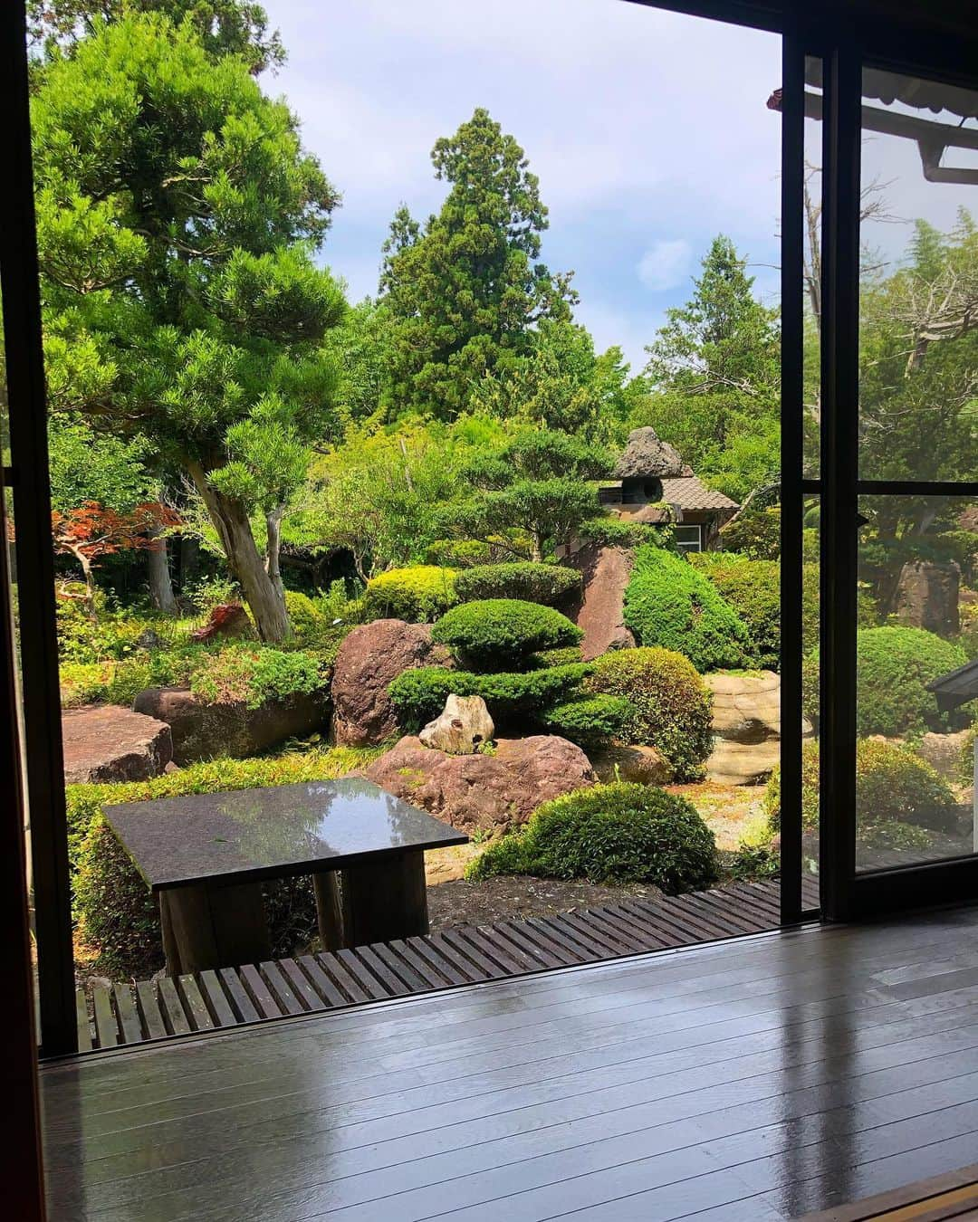 TOMOYOのインスタグラム：「. おじいちゃん家の縁側👴🌿💕 お盆は家族で田舎帰ってまったり やっぱり佐渡は落ち着くな〜〜 空気は綺麗だし気温も涼しいし昼間からビール 飲めるし、皆にも久しぶりに会えて楽しかった🥰 #family#sadoisland#dayoff#holiday #instagood#instafashion#instagram #green#garden#happy#travelgram #佐渡島#佐渡#佐渡ヶ島#新潟」