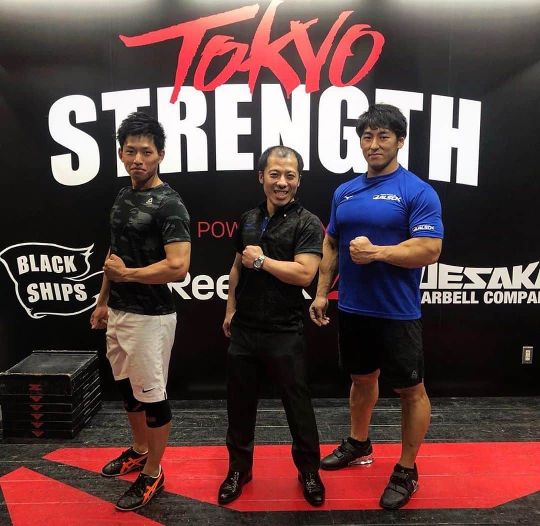 山本俊樹のインスタグラム：「- いつもお世話になっているBlackShips代々木 @crossfit_blackships で山田監督と佐野コーチ @uz_snow とトレーニング後に一枚。なんだかこうして見ると自分の体が異様に大きく見えるのは気のせいでしょうか？  多分気のせいです！  僕が普通で山田監督と佐野コーチが異様に小さいだけです。そう感じた今日このごろ、更なる努力が必要と感じました。」