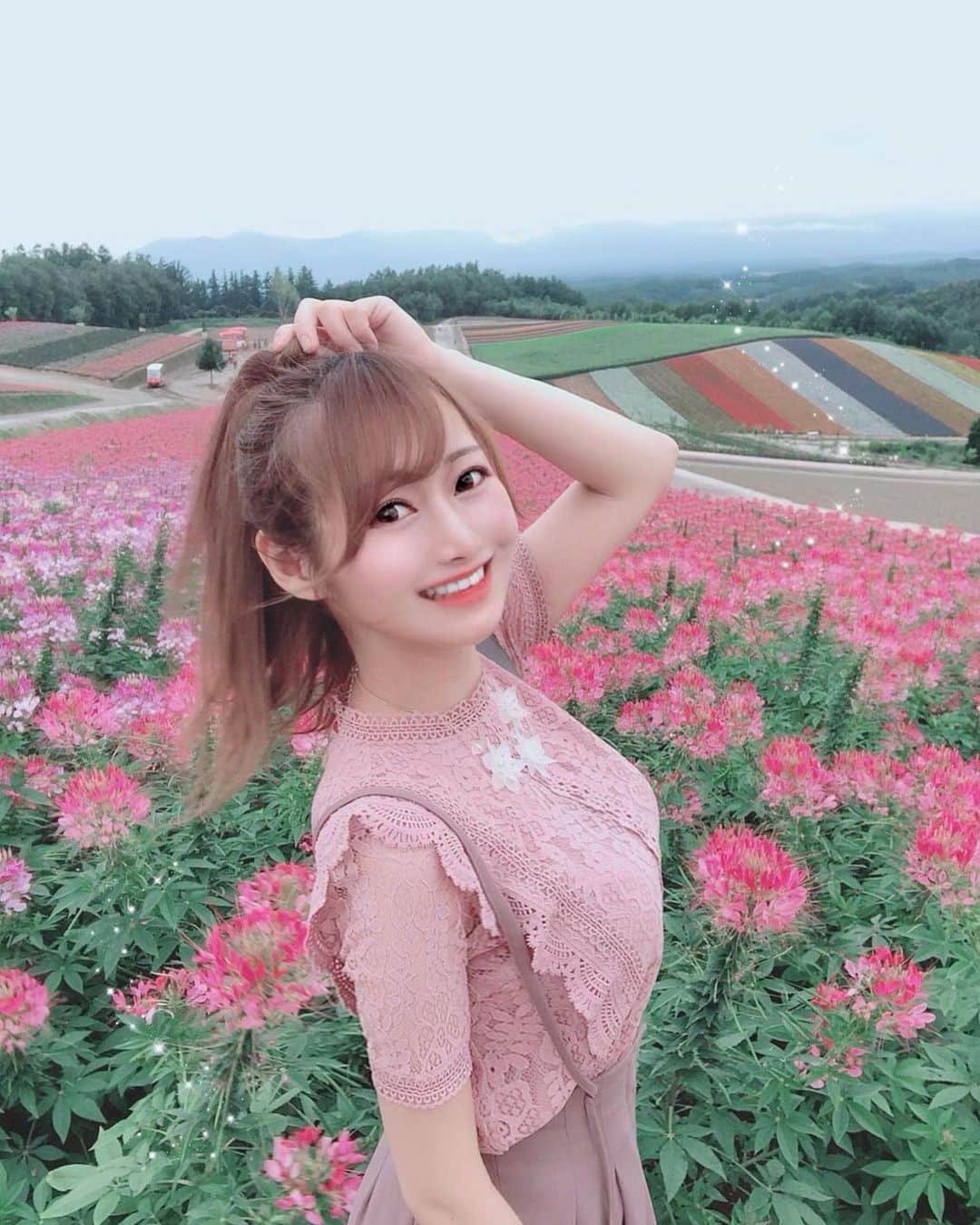 YU-RIのインスタグラム：「北海道に帰ってきました🌼 お花畑巡りしたよ🌷 ・ ・ ・ #四季彩の丘#北海道観光#観光#北海道#札幌#富良野#美瑛#お花畑#ドライブ#flower#love」