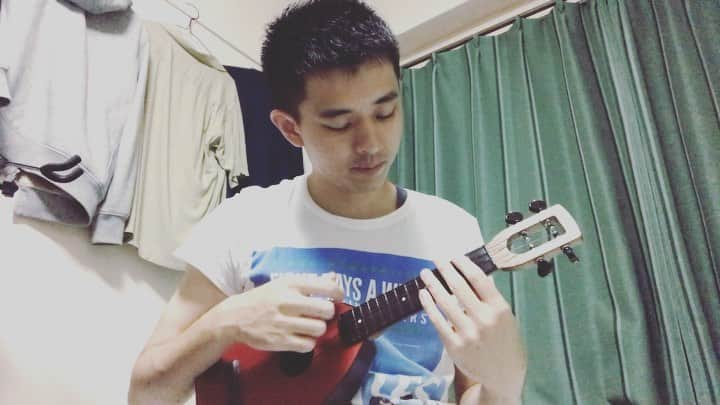 岡田竜（岡田桜井）のインスタグラム：「葛飾ラプソディー  #ウクレレ #ソロウクレレ #ukulele #こち亀のやつ #エアコンが新しくなったのでウクレレが捗ります #めっちゃ涼しい #大家さんありがとう #大家さんに捧げます #聞いてください #葛飾ラプソディー」