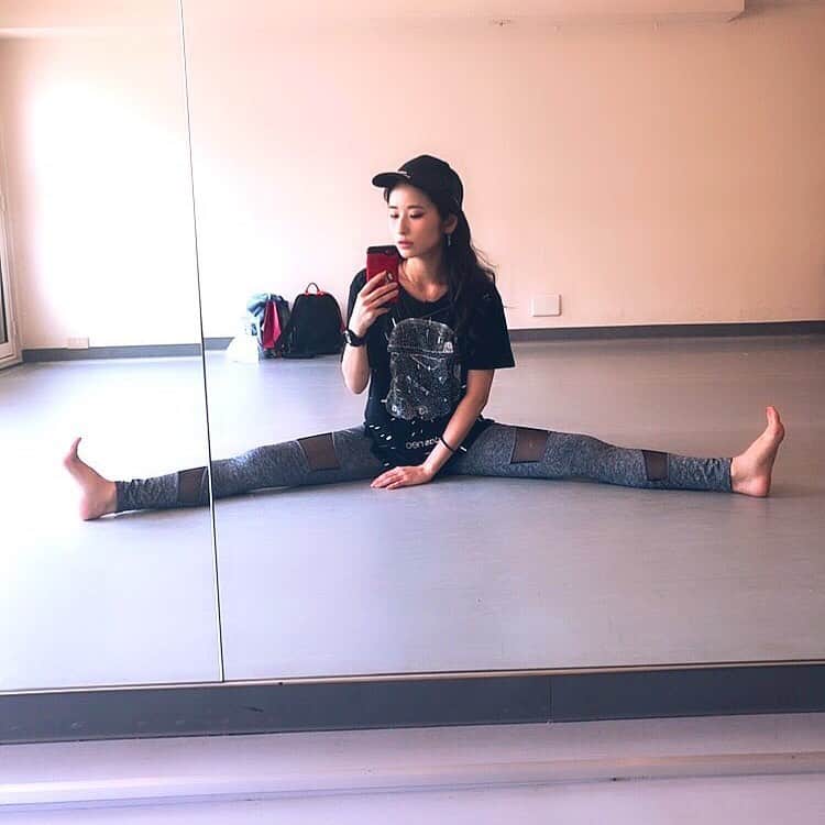 有馬綾香のインスタグラム：「筋肉痛がとれない… #ダンス #dance #筋肉痛 #辛い #歳かな #歳だな」