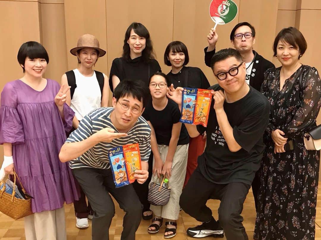 竹村真奈のインスタグラム：「シソンヌライブ［モノクロ］in 高知！ . よさこい真っ只中にコントライブしにくる勇気と、みんながよさこい見てる（踊ってる）ときに観るシソンヌライブの優越感を堪能しようと仲間たちとわらわらと。 . 夜は高知イチおしゃれなショップ&ギャラリー @okyaku.kochi  で鏡川をながめながら寝て、キラキラ光る川の照り返しで早朝に目覚めるじろうさん。 . 翌日は高知駅まで見送りいくというと、喜んで着いてくる竹村家。嫌な顔ひとつせず、優しくしてくれたじろうさん。おつかれさまでしたー！ . @sissonne_jiro  @okyaku.kochi  @sissonne_hasegawa  @nahokotakahashi  @momokoando  @osami_jiiji  @chiitantime  @issei601  @ddyhii  @ricacchiacchi」
