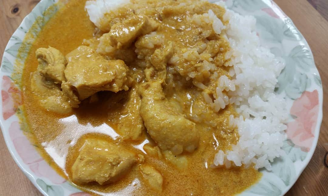 あべこさんのインスタグラム写真 - (あべこInstagram)「最近カレー作りが楽しすぎる🍛💕 昨日はバターチキンカレー🍛💕 今回は鶏肉をヨーグルトに漬け込んで、お疲れ気味だったので、ターメリックとチリパウダーを使いきる位入れました✨  カレーは楽しいっっ‼  #カレー作り #バターチキンカレー #ヨーグルトチキン #スパイス好き」8月14日 23時20分 - abekopan