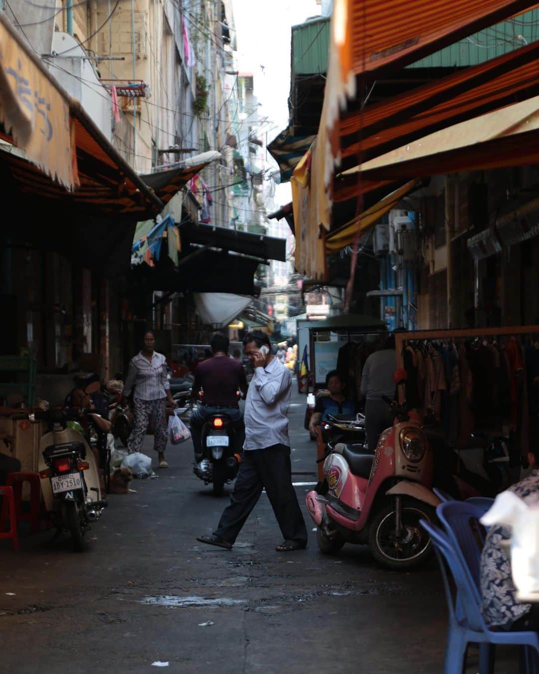 Shunsuke Miyatakeのインスタグラム：「Backstreet of Phnom Penh.  Most of the Backstreet in the world have some kind of dangerous air, but I've never felt such kind of air at the Backstreet here in Phnom Penh. Even in the very early morning, and even in the dark night, the air is surrounded by the local people's everyday life. Some are eating and chatting with friends, some are smoking. Others are betting, and others are drinking. There's just a local everyday moment.  For most of the people, those everyday moments are not interesting or beautiful at all, but  I really feel beauty in those natural local people's interaction on the street rather than Packaged beautiful places without any human interaction. Not what to see, but how to see the world matters.」