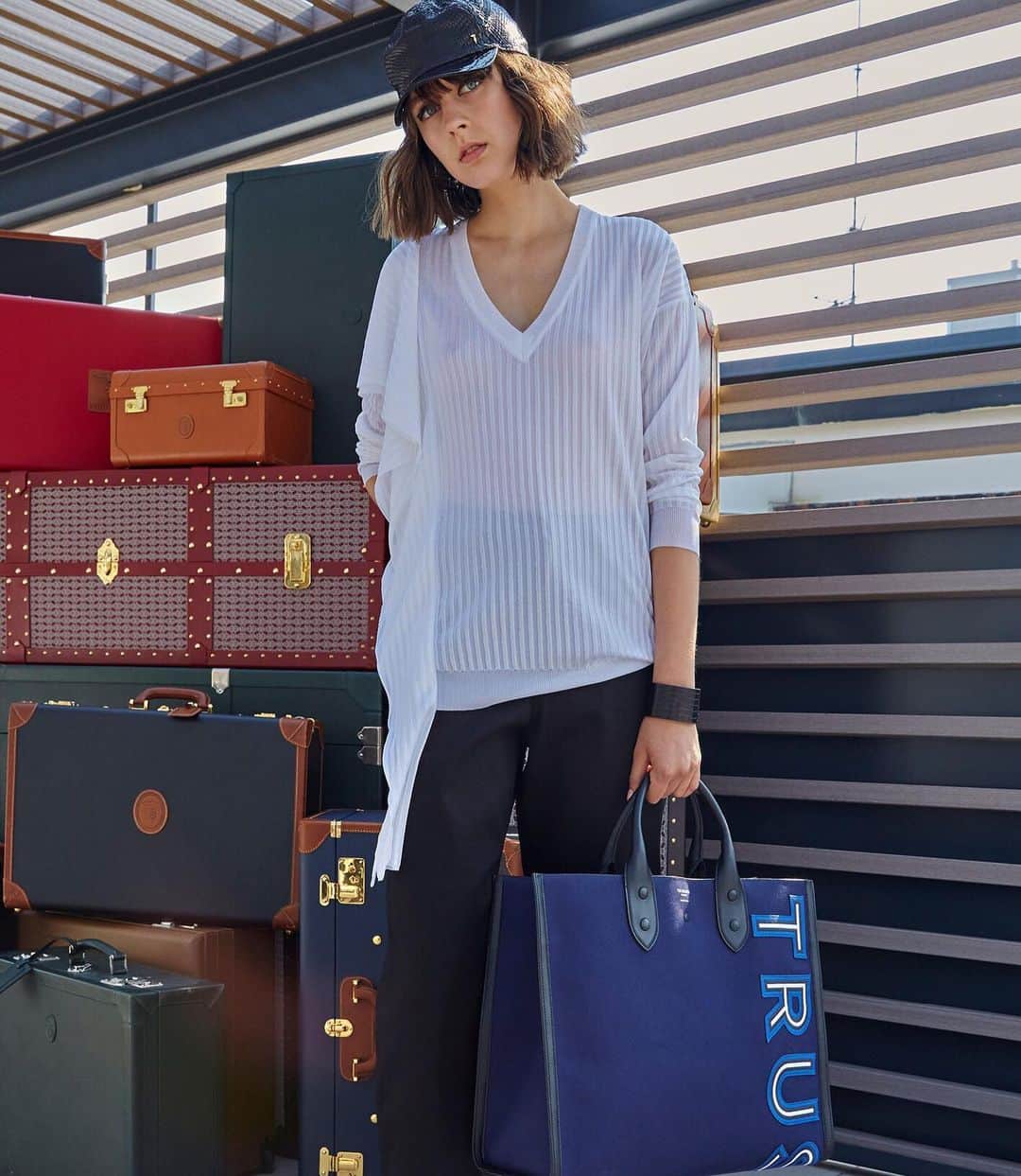 のインスタグラム：「Enjoy your Summer weekends away with this extra-large shopping bag with embroidered logo: a must-have for dynamic women with effortless chic attitude.  #Trussardi #TrussardiBags」