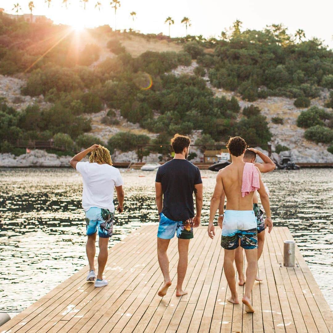 オールバーブラウンさんのインスタグラム写真 - (オールバーブラウンInstagram)「The shorts you can swim in: our signature tailored men's shorts are a must-have for your next adventure. Shop our @MO_Hotels exclusive collaboration in-store & online, three of which celebrate some of Mandarin Orientals most breath-taking locations: @MO_Bod, @MO_Lagodicomo & @Mo_Sanya. 📷by @CaptainBarto #MandarinOriental #ImAFan  #FeelSummer #OrlebarBrown #OBsAroundTheWorld」8月14日 23時22分 - orlebarbrown