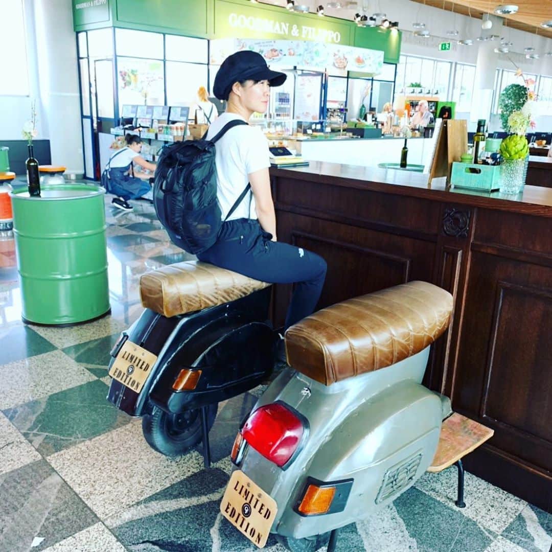 イモトアヤコさんのインスタグラム写真 - (イモトアヤコInstagram)「・ #海外の空港 #カフェの椅子が洒落乙でした」8月14日 23時24分 - imotodesse