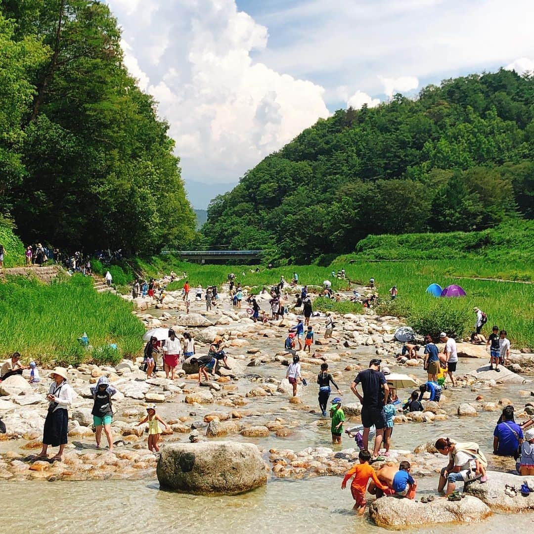 松藤あつこさんのインスタグラム写真 - (松藤あつこInstagram)「日本の夏〜〜！！！❤️ 最高な場所⛰ 帰りたくなかった… 帰ったら台風のせいでアレルギー、喘息…絶不調に…涙目。  やっと起き上がり、 久しぶりに娘といったスーパー🍅 すごいテンションの娘でしたが、お手伝いもしてくれて、全く大変じゃなかった(*´꒳`*) お野菜の名前覚えたね♡  でも、なんでも食べたい！と、買おうとするね(^◇^;)♡ #べるが #自然 #滝遊び #滑り台 #花火 #おたまじゃくし #バーベキュー #魚のつかみ取り #にじます #小淵沢 #家族 #従兄弟」8月14日 23時34分 - atsukomatsufuji