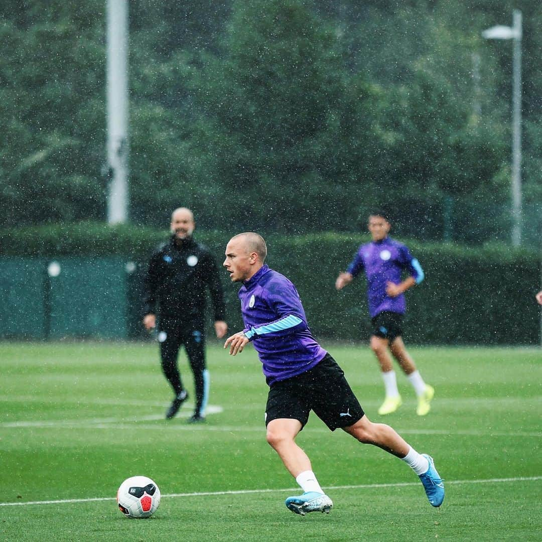 マンチェスター・シティFCさんのインスタグラム写真 - (マンチェスター・シティFCInstagram)「Manchester: putting the RAIN in tRAINing ☔️⚽️ #mancity」8月14日 23時27分 - mancity