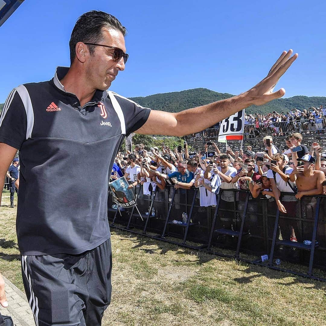 ユヴェントスFCさんのインスタグラム写真 - (ユヴェントスFCInstagram)「Feels good to be back to #VillarPerosa! 👋 A true bianconeri tradition ⚪⚫」8月14日 23時29分 - juventus