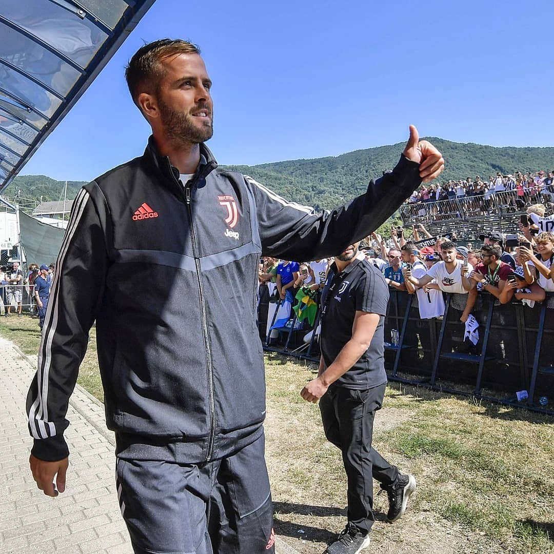 ユヴェントスFCさんのインスタグラム写真 - (ユヴェントスFCInstagram)「Feels good to be back to #VillarPerosa! 👋 A true bianconeri tradition ⚪⚫」8月14日 23時29分 - juventus