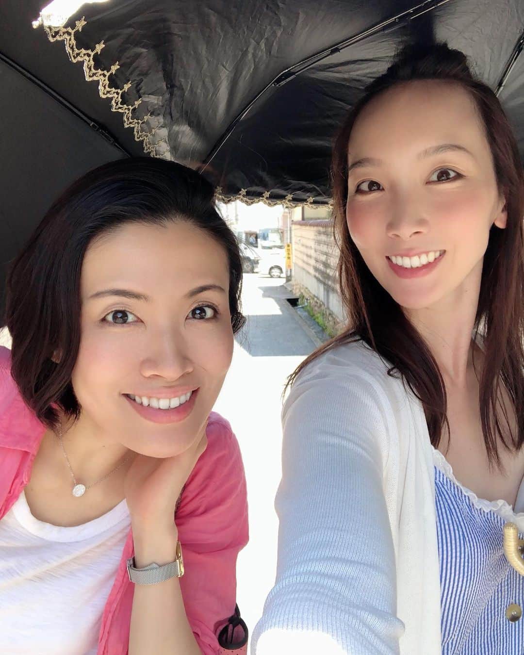 のインスタグラム：「大好き過ぎるまさこさん❤️ . . 利直に会いに、我が家にお越し下さりましたっっ🏠 約2ヶ月前から約束してた待ち遠しい日☀ まさこさーーん❤️ . スペシャル高いたか〜いをして下さりまして、、、 利直泣きました👶笑 . あまり泣かない利直が泣きました（笑） . その後まさこさんに抱かれながら2人で寝てました。。。笑 . まさこさんに２年ぶりくらいに会うのにそんな気がしないくらい変わらないし、優しいし、穏やかだし、綺麗だし、寝るし、、、 . 今もこうして私なんか、星組のイチ下級生に優しく接して下さるまさこさんが大好き過ぎる。 . もう既に会いたいわ‼️ . 滞在時間短か過ぎたわっっ‼️ . 愛するには〜 短か過ぎ〜る〜と〜♫ . . 利直よ、 まさこさんに抱っこしてもらって寝るなんて、罪なヤツだ。。。 私でもしてもらったことないのに、、、😭😭😭 うらやましかった。。。😍 . . #星組og #十輝いりす さま❤️ #相変わらず の #優しさ #大好きです また、いつか #海外行きましょ #今度は #寝ませんから ↑一緒にスペイン行った時、フラメンコ見てる時に私爆睡してしまったんです（笑） .」