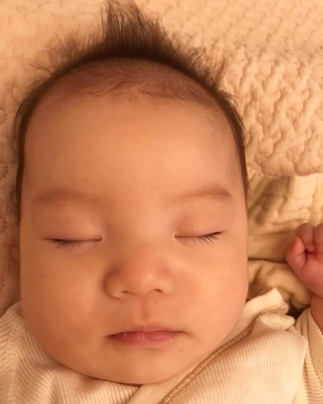 濱中鮎子のインスタグラム：「なんだかここに来て一気に顔の湿疹が引いてきました。  久しぶりに真っ白なほっぺたが登場！  #首がない #乳児湿疹あと少し  #お嬢 #おやすみ #いや授乳しよう  #白玉団子姫 #アンパンマンにいそうだな」
