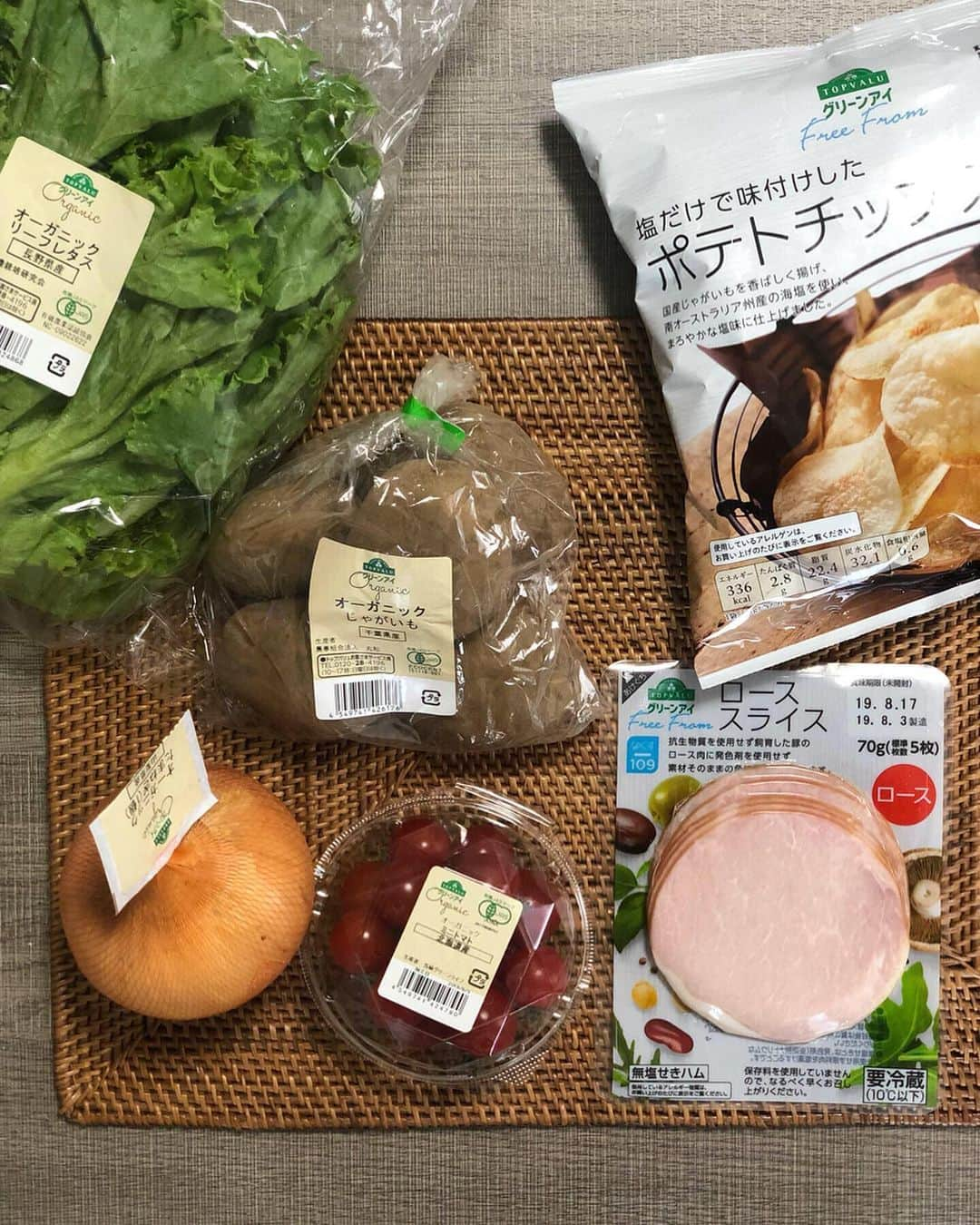 平木愛美さんのインスタグラム写真 - (平木愛美Instagram)「ポテトサラダが食べたくなって…💞 初めて、ポテトチップスを使ったサラダをつくってみました！  トップバリュ グリーンアイフリーフロムのローススライスハムとポテトチップスを使って…☺ 普段あまりポテチを食べないけど、これだと添加物とかも入っていなく国産じゃがいもで安心！ . レンジで簡単調理方法⚪️ じゃがいもは、数個、皮を向いて半分にカットしちょこっと水をいれてラップ！レンジで約７分間チン！ じゃがいもはあつくほくほくなうちにフォークなどでつぶしておく！ ハムはたっぷりめのオリーブオイルで揚げるように炒めて熱がとれたらそのふたつを混ぜ合わせながら マヨネーズを和える。 トリュフ塩や、黒胡椒で味を整えて。  そして食べる直前に、砕いたポテチを和えます♡ 上にのせるだけでもあり🧚‍♂ さくっとした食感を楽しめる、ポテトサラダに🧡 美味しかった〜！！！！ イオンでお買い物してると、本当いつもたくさん惹かれて色々買っちゃう！！笑 できるだけオーガニックだったりナチュラルなグリーンアイ商品を選びつつ🌼  もうひとつのグリーンのサラダは、スモークサーモンをのせて、カルパッチョ風に。 ドレッシングは塩と黒胡椒と、オリーブオイルに軽くレモン汁をかえただけ！  パンもコーンもマヨネーズも、ぜーんぶグリーンアイ商品！🌿 . #ポテトチップス #ローススライスハム #トップバリュグリーンアイ #グリーンアイPR #愛美食⚪️ #myhappygreen @topvaluofficial」8月14日 23時42分 - manamihiraki