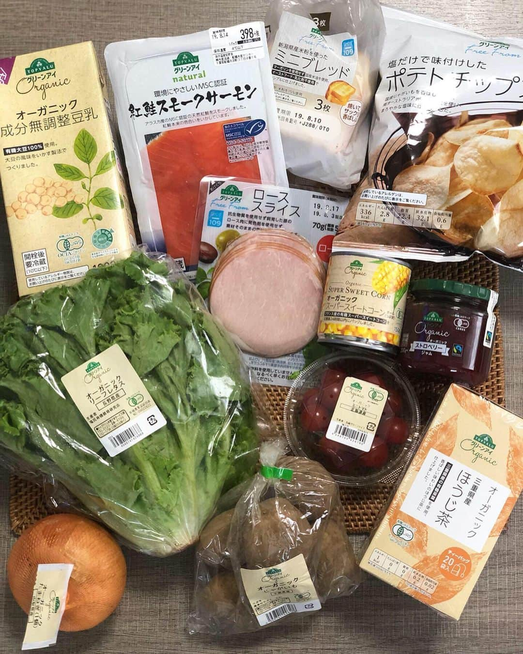 平木愛美さんのインスタグラム写真 - (平木愛美Instagram)「ポテトサラダが食べたくなって…💞 初めて、ポテトチップスを使ったサラダをつくってみました！  トップバリュ グリーンアイフリーフロムのローススライスハムとポテトチップスを使って…☺ 普段あまりポテチを食べないけど、これだと添加物とかも入っていなく国産じゃがいもで安心！ . レンジで簡単調理方法⚪️ じゃがいもは、数個、皮を向いて半分にカットしちょこっと水をいれてラップ！レンジで約７分間チン！ じゃがいもはあつくほくほくなうちにフォークなどでつぶしておく！ ハムはたっぷりめのオリーブオイルで揚げるように炒めて熱がとれたらそのふたつを混ぜ合わせながら マヨネーズを和える。 トリュフ塩や、黒胡椒で味を整えて。  そして食べる直前に、砕いたポテチを和えます♡ 上にのせるだけでもあり🧚‍♂ さくっとした食感を楽しめる、ポテトサラダに🧡 美味しかった〜！！！！ イオンでお買い物してると、本当いつもたくさん惹かれて色々買っちゃう！！笑 できるだけオーガニックだったりナチュラルなグリーンアイ商品を選びつつ🌼  もうひとつのグリーンのサラダは、スモークサーモンをのせて、カルパッチョ風に。 ドレッシングは塩と黒胡椒と、オリーブオイルに軽くレモン汁をかえただけ！  パンもコーンもマヨネーズも、ぜーんぶグリーンアイ商品！🌿 . #ポテトチップス #ローススライスハム #トップバリュグリーンアイ #グリーンアイPR #愛美食⚪️ #myhappygreen @topvaluofficial」8月14日 23時42分 - manamihiraki