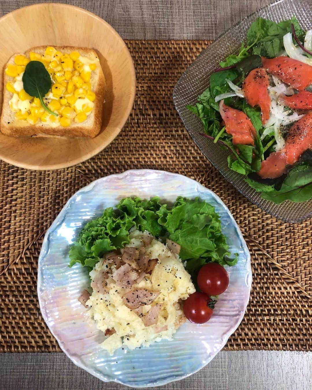 平木愛美さんのインスタグラム写真 - (平木愛美Instagram)「ポテトサラダが食べたくなって…💞 初めて、ポテトチップスを使ったサラダをつくってみました！  トップバリュ グリーンアイフリーフロムのローススライスハムとポテトチップスを使って…☺ 普段あまりポテチを食べないけど、これだと添加物とかも入っていなく国産じゃがいもで安心！ . レンジで簡単調理方法⚪️ じゃがいもは、数個、皮を向いて半分にカットしちょこっと水をいれてラップ！レンジで約７分間チン！ じゃがいもはあつくほくほくなうちにフォークなどでつぶしておく！ ハムはたっぷりめのオリーブオイルで揚げるように炒めて熱がとれたらそのふたつを混ぜ合わせながら マヨネーズを和える。 トリュフ塩や、黒胡椒で味を整えて。  そして食べる直前に、砕いたポテチを和えます♡ 上にのせるだけでもあり🧚‍♂ さくっとした食感を楽しめる、ポテトサラダに🧡 美味しかった〜！！！！ イオンでお買い物してると、本当いつもたくさん惹かれて色々買っちゃう！！笑 できるだけオーガニックだったりナチュラルなグリーンアイ商品を選びつつ🌼  もうひとつのグリーンのサラダは、スモークサーモンをのせて、カルパッチョ風に。 ドレッシングは塩と黒胡椒と、オリーブオイルに軽くレモン汁をかえただけ！  パンもコーンもマヨネーズも、ぜーんぶグリーンアイ商品！🌿 . #ポテトチップス #ローススライスハム #トップバリュグリーンアイ #グリーンアイPR #愛美食⚪️ #myhappygreen @topvaluofficial」8月14日 23時42分 - manamihiraki