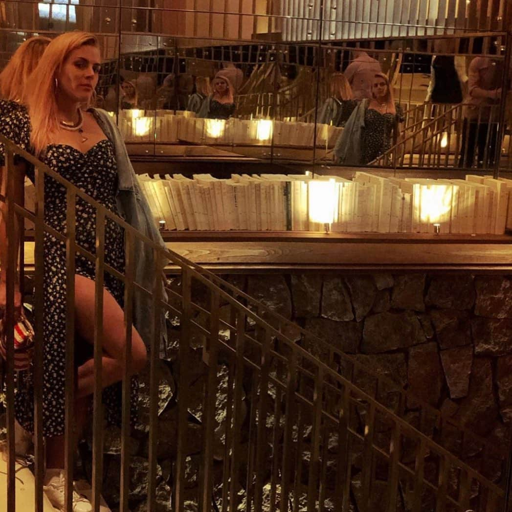 Saks Fifth Avenueさんのインスタグラム写真 - (Saks Fifth AvenueInstagram)「SPOTTED AT @lavenueatsaks: @busyphilipps strikes a pose on the staircase on her way to dinner. #lavenueatsaks」8月14日 23時43分 - saks