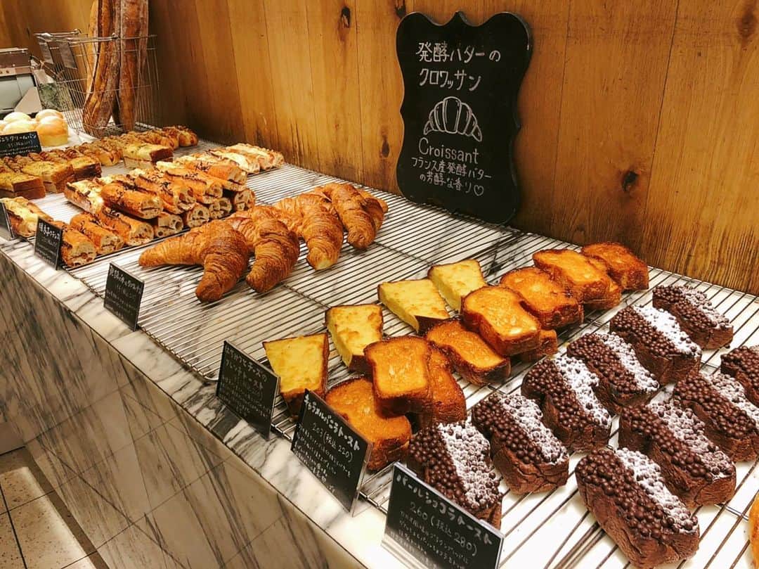 DJ みぃのインスタグラム：「行ってみたかったパン屋さん🥐ここのクッキーと塩パンすっごい好みでした💕カフェメニューも豊富で新たなお気に入りに☕️☺️ #brownbakery #京橋 #今度はイチゴパフェがある時にまた行ってみたい」