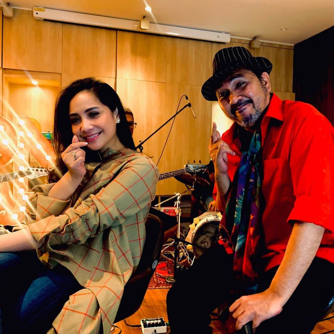 Raffi Ahmadさんのインスタグラム写真 - (Raffi AhmadInstagram)「Rans Music QnA bareeengg @bungaband_official ..lagunyaaa gokilllll.. kasih jangan kau pergi...jangaaan pada pergii yaa. Now」8月14日 23時51分 - raffinagita1717