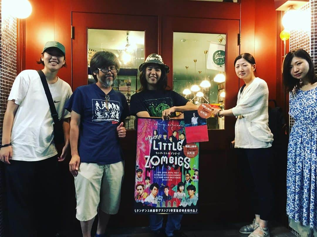 山本勇さんのインスタグラム写真 - (山本勇Instagram)「今日は出町座に We are little zombiesを観に行って参りました💕❤️💖❣️☝🏻 久しぶりに山本君も☝🏻🤗 小さなレトロ風の京都らしい素晴らしい映画館でした🤩🤩😍😍🥰😘 23日まで上映されているので是非☝🏻✨⭐️🥰🎉⭐️💛💚 #wearelittlezombies #ウィーアーリトルゾンビーズ #埋もれさせるなゾンビーズ」8月14日 23時45分 - isamuism