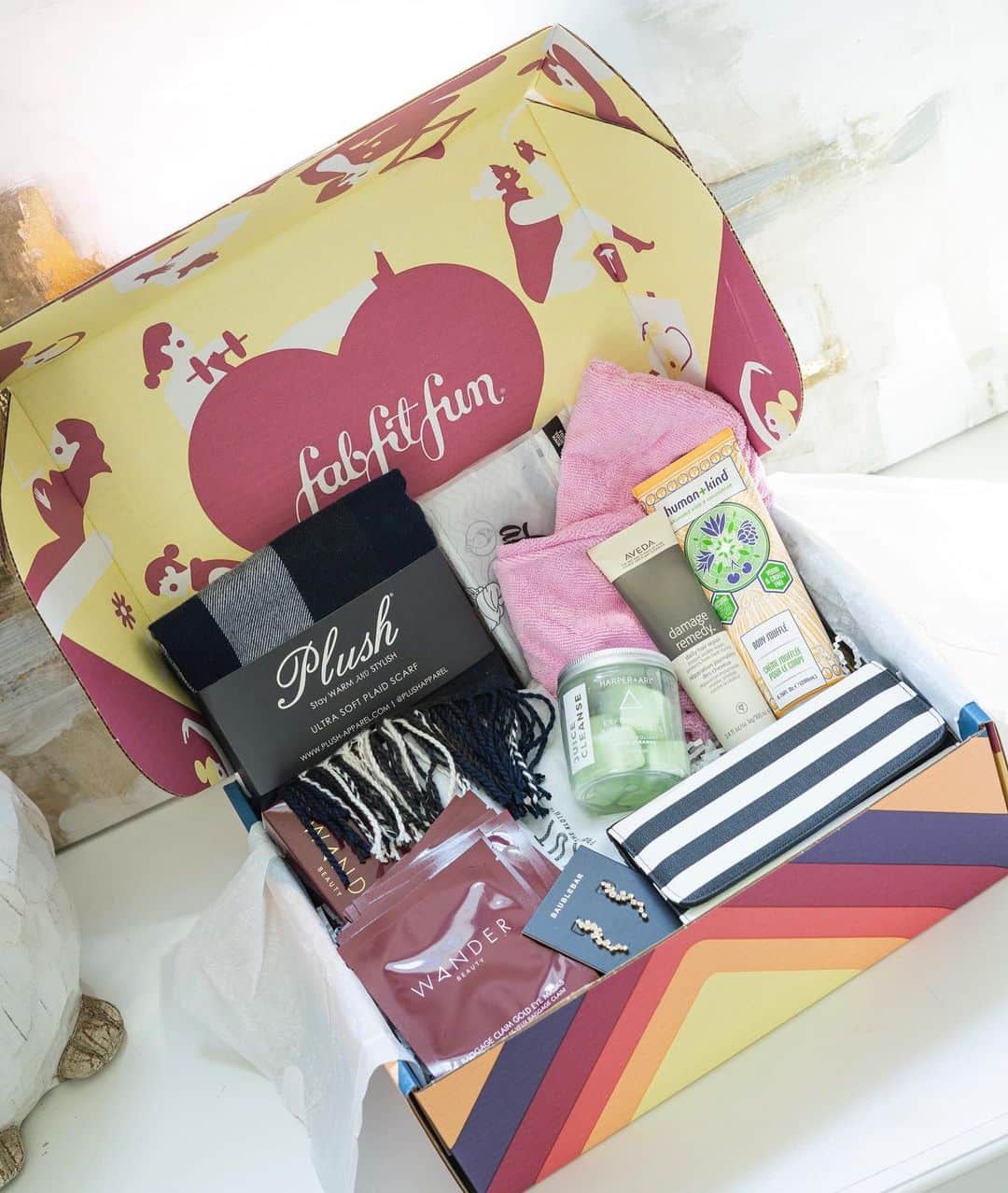 Angie Keiserさんのインスタグラム写真 - (Angie KeiserInstagram)「#fabfitfunpartner How many items from the @fabfitfun fall box can you use at once? If you’re Mayhem, most of them 😉 Those gold eye masks have seriously worked wonders on my dark circles already - fan for life! Plus, we’re big fans of businesses that support charities and female founded companies, and FabFitFun does that each and every season ❤️ Tag a friend who needs this box and head over to www.fabfitfun.com and enter code ANGIEK for $10 off your first box. #fabfitfun #treatyourself #selfcarefirst #selflove #womensupportingwomen」8月14日 23時49分 - 2sisters_angie