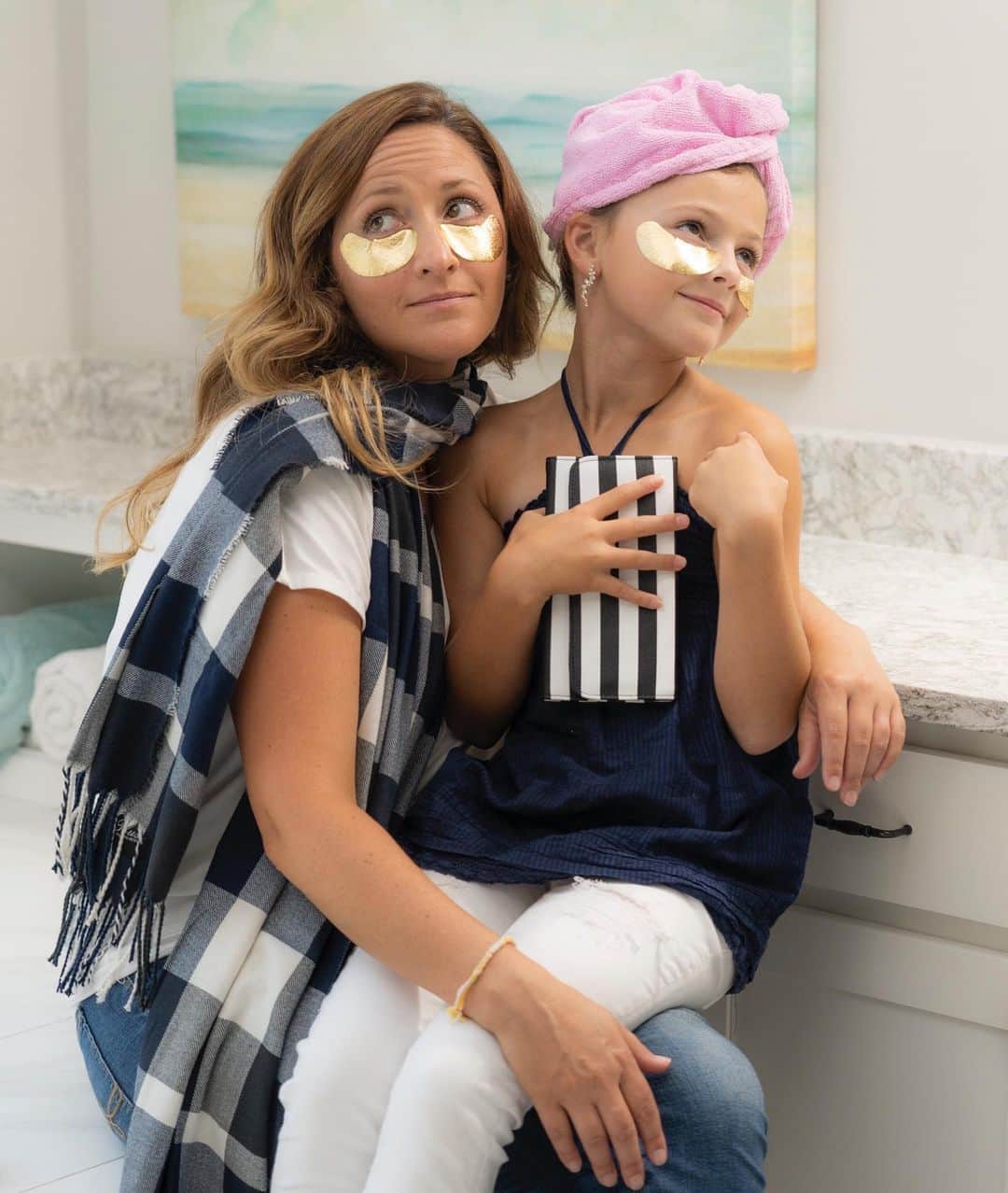 Angie Keiserのインスタグラム：「#fabfitfunpartner How many items from the @fabfitfun fall box can you use at once? If you’re Mayhem, most of them 😉 Those gold eye masks have seriously worked wonders on my dark circles already - fan for life! Plus, we’re big fans of businesses that support charities and female founded companies, and FabFitFun does that each and every season ❤️ Tag a friend who needs this box and head over to www.fabfitfun.com and enter code ANGIEK for $10 off your first box. #fabfitfun #treatyourself #selfcarefirst #selflove #womensupportingwomen」