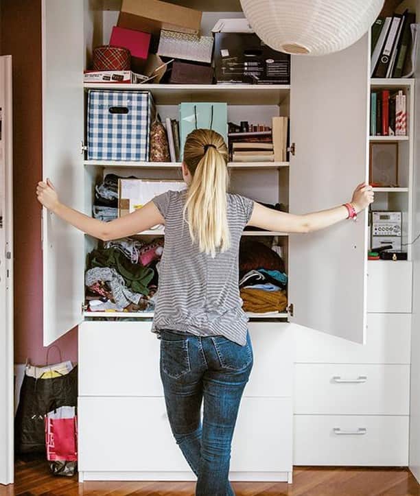 HP（ヒューレット・パッカード）のインスタグラム：「Jury duty forms. Field trip permission slips. Insurance documents. Even though much of today’s paperwork is digital, it still piles up. And if your household is like many families’, your document organization might amount to a pile on the kitchen counter or an overstuffed manila folder stashed in a file cabinet. But there is a way out of the perpetual chaos, says @urbanclarity's Amanda Wiss: “When people feel more in control of their environment, they are able to focus on other things that are more important to them,” Read why organizing the paperwork in your home saves time in the long run and can make everyone in the family happier ✨: [link in bio] #tidyingup」