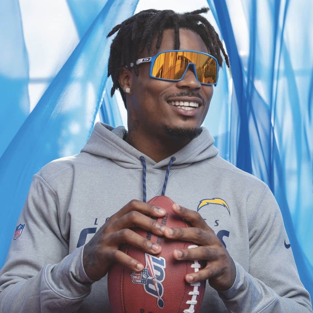 OAKLEYのインスタグラム：「We see you @derwinjames! #TeamOakley just got a lot safer. #OakleyPrizm #BoltUp ⚡」