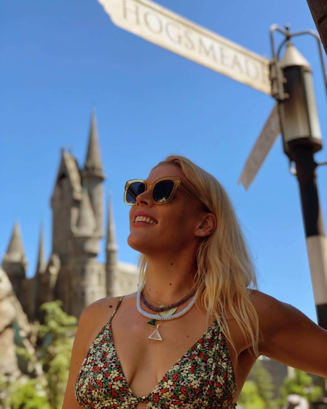 ビジー・フィリップスさんのインスタグラム写真 - (ビジー・フィリップスInstagram)「My house is Ravenclaw, btw. My ENTIRE FAMILY is Slytherin although I'm convinced Cricket is really Hufflepuff. @unistudios」8月15日 0時00分 - busyphilipps