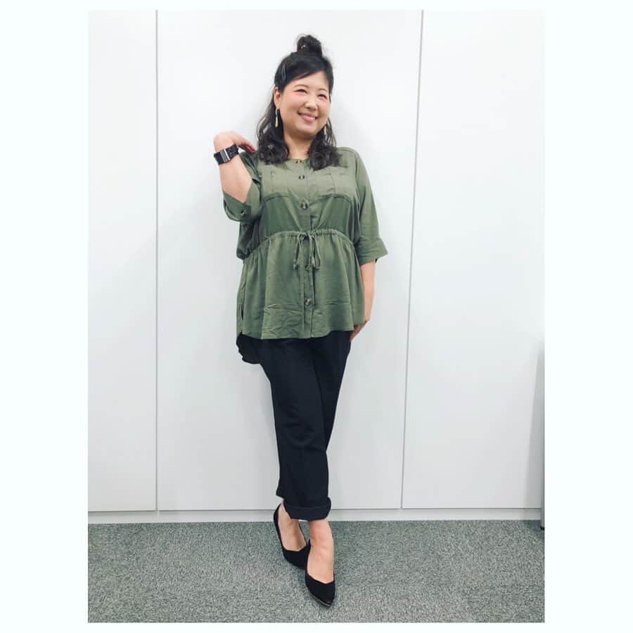 のインスタグラム：「へい♪  先日の、 「CBC花咲かタイムズ」を見てくださいましたみなさま、 誠にありがとうございました。  そのときのお衣装を ルン♪  させていただきますね！  カーキのトップス、 動きやすくて涼しい生地のパンツ、 ともに Re-jさんとこのです。  今回の直美ちゃんとの推しタビは、岐阜羽島エリアでした☺︎！ ふわふわかき氷、 フレンチトースト、 分厚い鰻、  まるまる太った鮎、 田楽味噌で焼いたおもちの中にあんこが入っているみそぎ団子、  すべて美味しすぎて驚愕！！ みそぎ団子は18日までの期間限定らしいので、食べてみて欲しいです。  他にも美味しい和菓子がいっぱいあったよ♪  鍛治体験ではとってもステキなかんざしを作りました。  かなりお気に入り♪  美味し楽し最高！  お店の詳細は番組のHPでご確認いただけますので、 この夏休みに  ルン♪  してみてね！  ただいまTVerでも見逃し配信放送中˚✧₊ 全国津々浦々から見られますので、ぜひ！  ですので  ルン♪  #yeah #fantastic #CBC #花咲かタイムズ #推しタビ #岐阜羽島 #tver  #鰻 #鮎 #大好物 #団子 #鍛治 #球体 #グルメ #完食 #ルン♪」