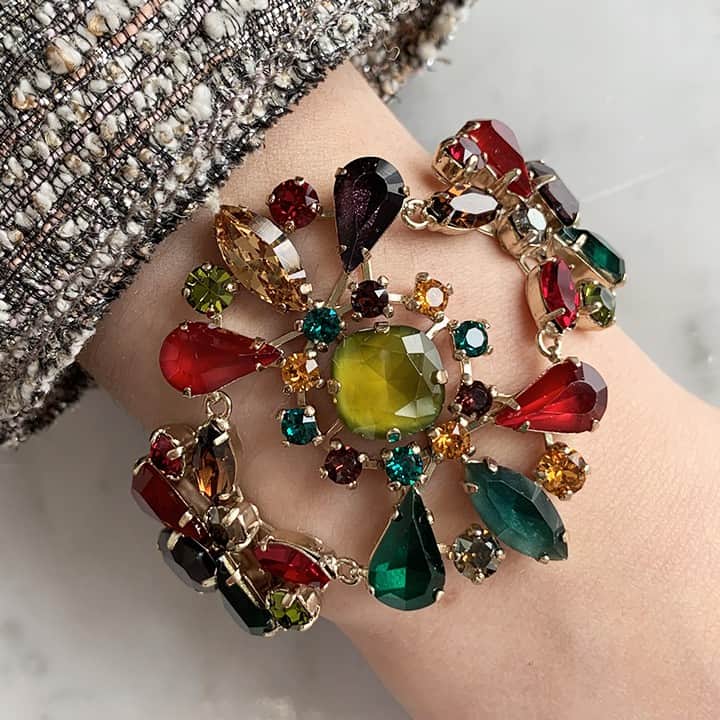 のインスタグラム：「Le métal doré à l'or fin souligne l'élégance de ce bracelet multicolore. Composé de rangées de strass lumineux, de fines gourmettes et d'un bijou central au motif floral, ce bracelet Naomie est un accessoire tendance résolument unique.⠀⠀⠀⠀⠀⠀⠀⠀⠀ ⠀⠀⠀⠀⠀⠀⠀⠀⠀ #satelliteparis #bijoux #jewelry #bracelet#joncs #oneofakindjewelry #jewelryartist #jewelrylovers #artisanjewelry #uniquejewelry #jewelryoftheday #colorfuljewelry」