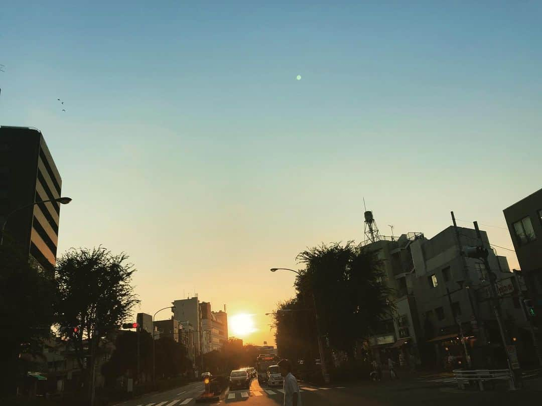 大越かず江さんのインスタグラム写真 - (大越かず江Instagram)「✩.*˚夕焼け✩.*˚ 素敵な景色を見ると 生きてることの幸せをヒシヒシと感じる❁⃘*.ﾟ(ᐥᐜᐥ)♡ᐝ❁⃘*.ﾟ  私の見ている景色の中に 何が映っていくんだろうか(⸝⸝ᵕᴗᵕ⸝⸝)*⋆✈︎ 私の心の中に 何が残っていくんだろう♬︎♡ 『ある日の通り雨と共に』 心の中の想いを揺さぶる舞台になってます(⸝⸝ᵕᴗᵕ⸝⸝)❁⃘*.ﾟ 是非！！劇場まで🐾❤ #ある雨  #舞台  #rain  #畑中晋太郎  #akb48  #新宿村live  #やさしさ  #魅力  #笑顔  #smile  #癒し  #空  #舞台好きな人と繋がりたい  #未来  #future  #希望  #hope  #夢  #dream  #愛  #love  #女優  #actor  #モデル  #model  #芸能 #仕事」8月14日 23時56分 - bluemoonseasky