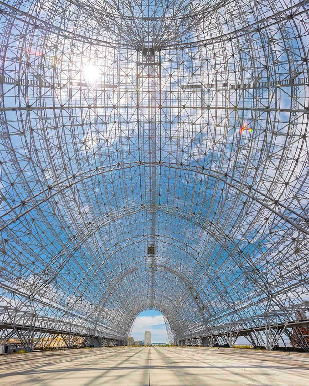 CANON USAさんのインスタグラム写真 - (CANON USAInstagram)「Stunning shot from #CanonExplorerofLight @stephenjohnsonphoto: “Last May I went down to NASA Ames to discuss the talk I am giving tomorrow. I noticed when I was down there just how strange looking the old airship hangar looks now stripped on its toxic-laded skin. Sensing many photographic possibilities, I arranged to get inside to photograph.  An amazing structure, temporarily stripped of its skin, filling my view and casting very long shadows. The lattice-work of the structure was amazing, complex and a geometric wonder. I had no idea what I would end up with as photographs, and I thoroughly enjoyed the exploration. It is, for me, what photography is all about, discovery out of reality.” – Steve Johnson  Camera: Canon EOS 5DS R Lens: EF 16-35mm f/2.8L USM Aperture: f/11 ISO: 200 Shutter Speed: 1/500 sec Focal Length: 16mm」8月14日 23時58分 - canonusa