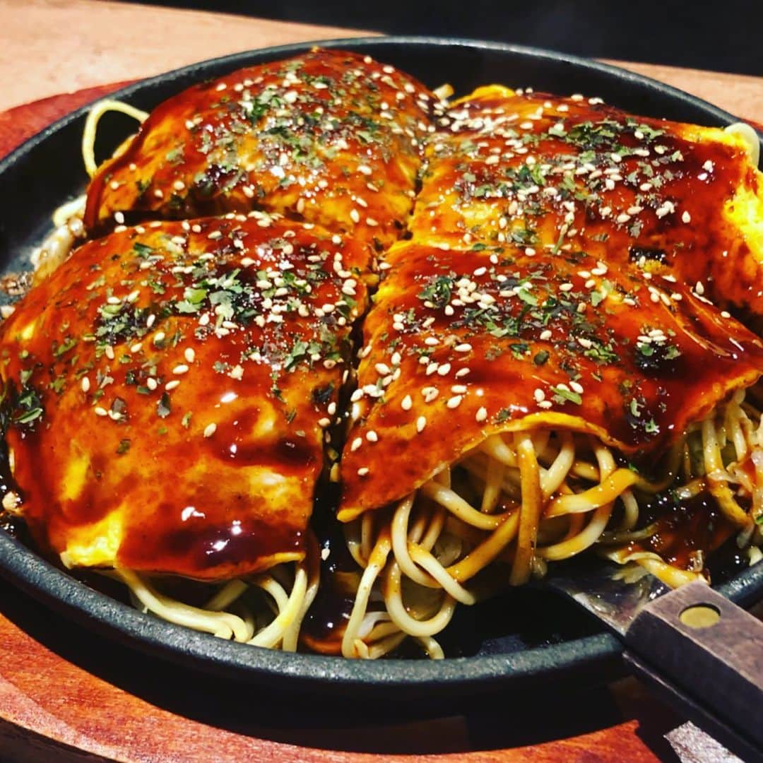世手子さんのインスタグラム写真 - (世手子Instagram)「Abalones steak and Hiroshima oysters(⋈◍＞◡＜◍)。✧♡ We had a fine dinner(ΦωΦ)ﾌﾌﾌ… Japanese food is greatヽ(*^^*)ノ Thank you all for your support°˖✧⁽⁽◝(⁰▿⁰)◜◝(⁰▿⁰)◟₎₎✧˖° #恵比寿鉄板焼 #広島やまと &barに @hina_hoshinokakera #陽奈 氏と行ってきたよー！ #瀬戸内海の恵み コースいただきました┗=͟͟͞͞( ˙∀˙)=͟͟͞͞┛ 広島産の牡蠣をメインにした、様々な海鮮を楽しめるコースでした！ お通しは #つるむらさきのおひたし っっ 鮑のってたwow!!good  海の三点盛も素敵っっ #ずわい蟹とアボカド のマリネ #漁師仕込み のイカ塩辛 #瀬戸内の じゃこ天  海鮮のサラダもその場で炙ってくれる<!--(o>ω<o) --> #サワラのソテー と焼き野菜盛り こちらのソテーは絶品！ お口直しに #冬瓜のすり流し もセンスが光りますっっ！  メインは、でたー！ #アワビのステーキ ₍₍ ◝(•̀ㅂ•́)◟ ⁾⁾ 豪華✩.*˚肝も美味しかったっっ #広島産牡蠣 はバター醤油焼き♥(ˆ⌣ˆԅ) ぷりぷりーっっ！  さらなるメインは #広島やまと焼き も本格的でしたっっ(* ╹ヮ╹*)ʖˋʖˋʖˋ～♫ 甘味は #瀬戸内レモンシャーベット 程よい酸味がたまらないっっ お盆休みで閉めているお店も多い中、広島やまと&barは空いてたっっ！ 今の時期、恵比寿と広尾でごはん屋さん探してる人は是非行ってみてね(〜￣▽￣)〜 #恵比寿 #お盆でも営業 #広島やまとandbar さ！ご飯食べたあとは、今日から北海道いくよ！ビューン！ #ヨガ：#eka @ekalosangelesjapan (CG070321) リュックでひとっ飛び！ 頑張ります─=≡Σ((( つ•̀ω•́)つ」8月15日 0時04分 - rojide