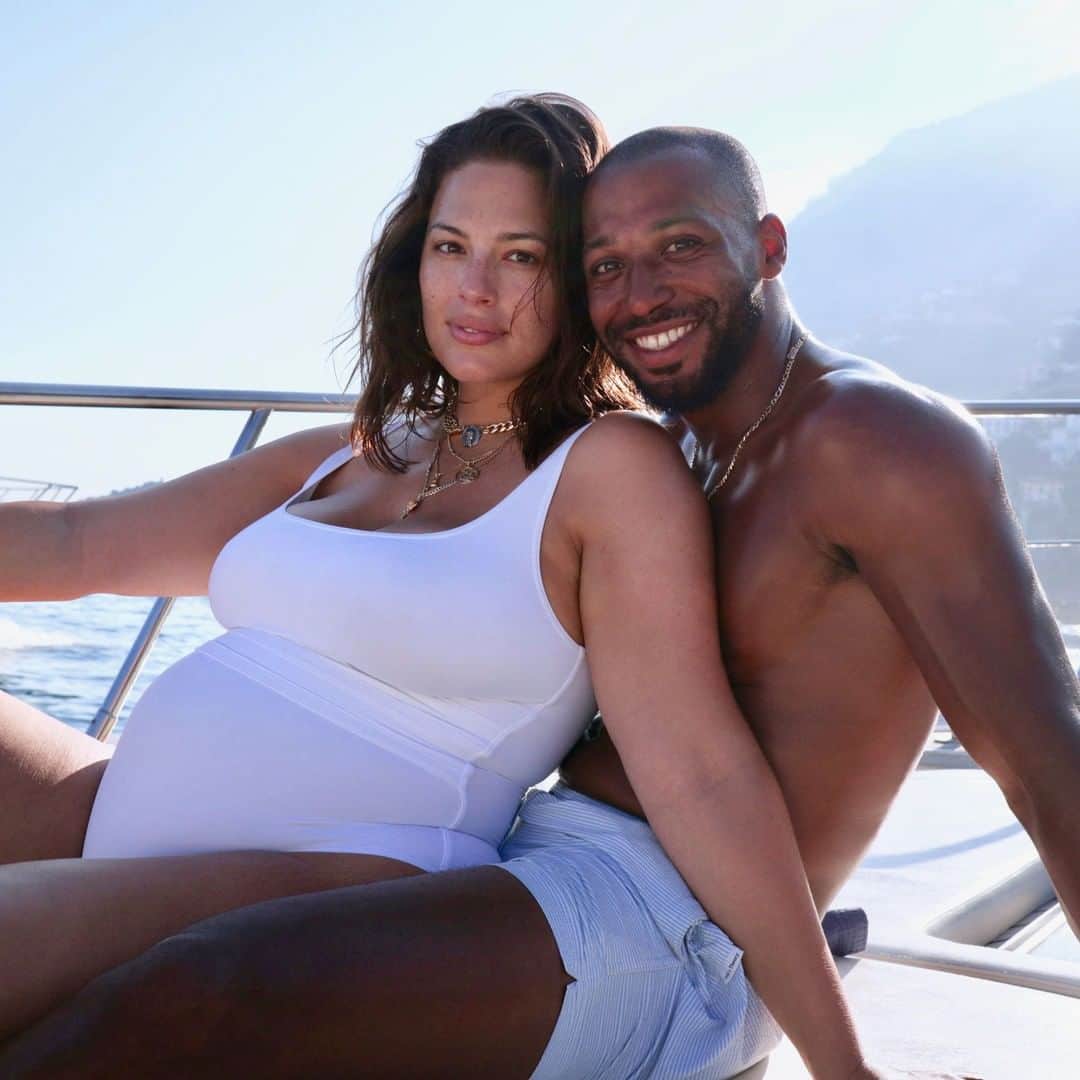 Vogueさんのインスタグラム写真 - (VogueInstagram)「@ashleygraham and @mrjustinervin are expecting their first child! Tap the link in our bio for details.」8月15日 0時05分 - voguemagazine