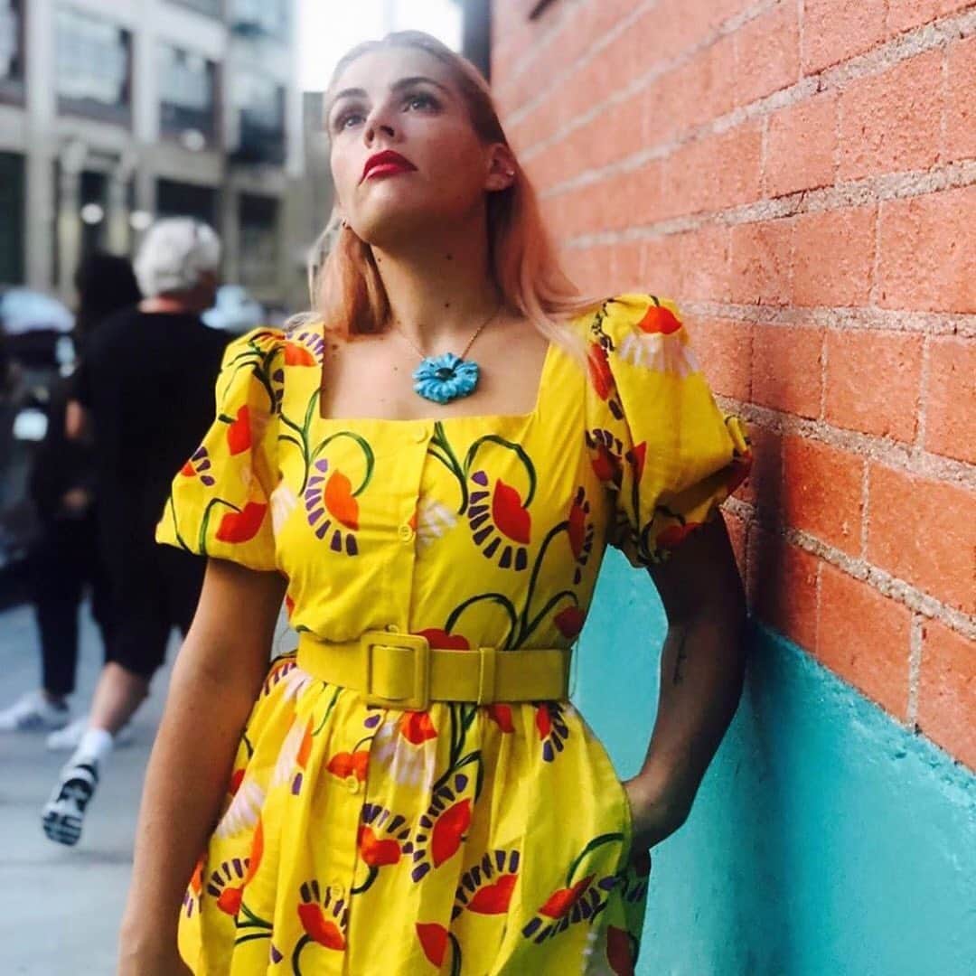 ShopBAZAARさんのインスタグラム写真 - (ShopBAZAARInstagram)「BEST DRESSED: @busyphilipps has been a longtime style muse of ours and her spirited personality always translates into her wardrobe. The actress’s latest buy from @borgodenor is a mood-lifting piece that has everything you’d want in a summer finale: puff sleeves, vibrant print, and comfortable fit. #taptoshop #ShopBAZAAR」8月15日 0時05分 - shopbazaar