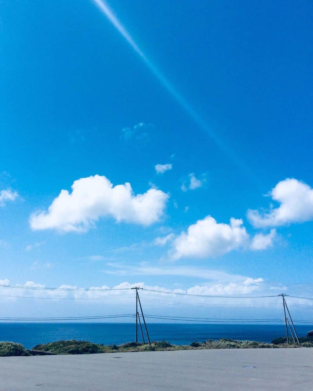 喜国雅彦＆国樹由香さんのインスタグラム写真 - (喜国雅彦＆国樹由香Instagram)「遊んだ。泳いだ。炭水化物食べた。  台風の影響により保留になっていた出航も決定し、これで僕は東京に帰れる。  15日の便の由香ちゃんがどうなるかは、神のみぞ知る（雅）  #summervacation #sea #sky #izuoshima #island #tokyo #japan #夏休み #伊豆大島 #満喫」8月15日 0時07分 - kunikikuni
