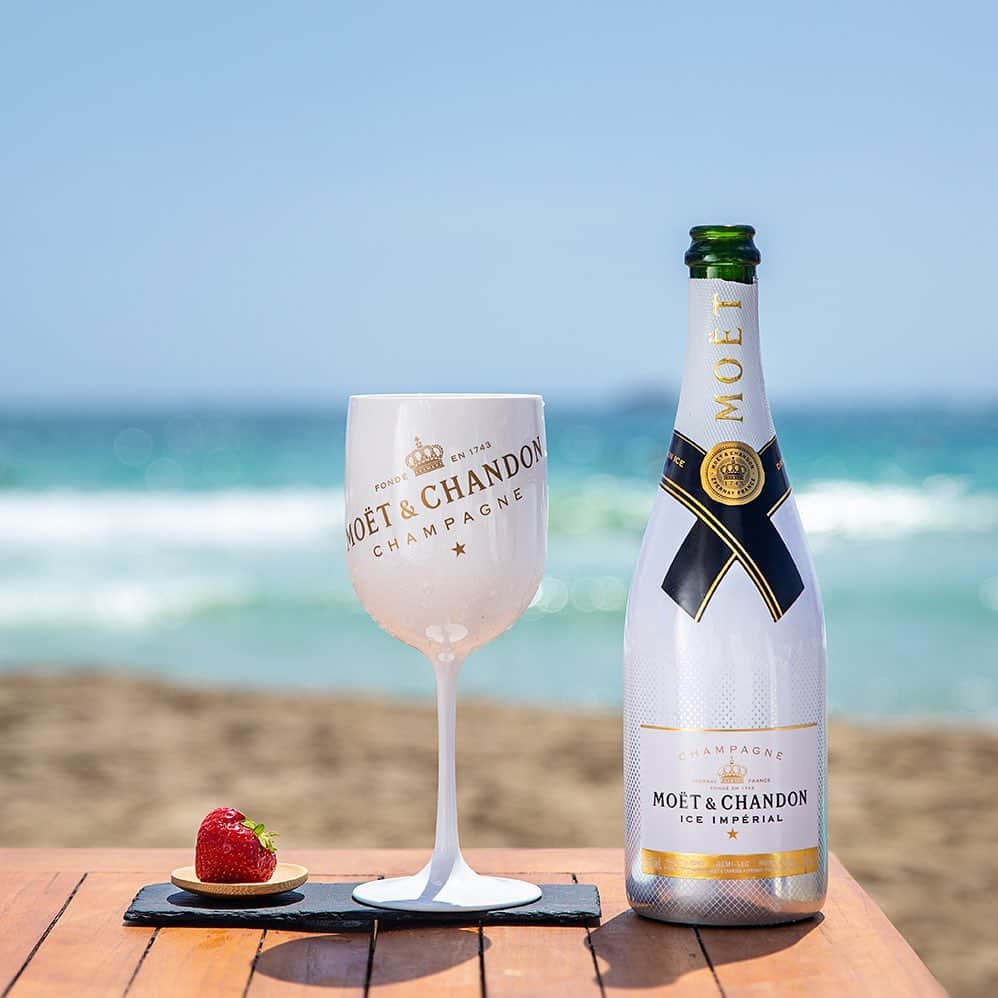Moët & Chandon Officialさんのインスタグラム写真 - (Moët & Chandon OfficialInstagram)「Today’s view may cause instant chill. @nassaubeachclub #MoetMoment #MoetIce #BeachLife . This material is not intended to be viewed by persons under the legal alcohol drinking age or in countries with restrictions on advertising on alcoholic beverages. ENJOY MOET RESPONSIBLY」8月15日 0時10分 - moetchandon