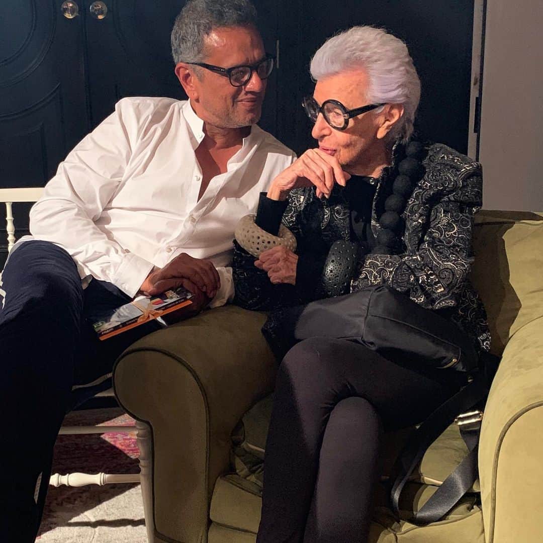 のインスタグラム：「With my dear friend @iris.apfel Inspiring the next generations of fashion designers. @utaustinfashion」