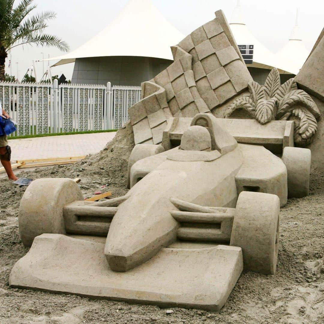 F1さんのインスタグラム写真 - (F1Instagram)「When you're on summer holidays but you can't stop thinking about F1... 🏖️ . 📸 x Bahrain 2007 . #F1 #Formula1 #SummerBreak #SandCastle」8月15日 0時12分 - f1